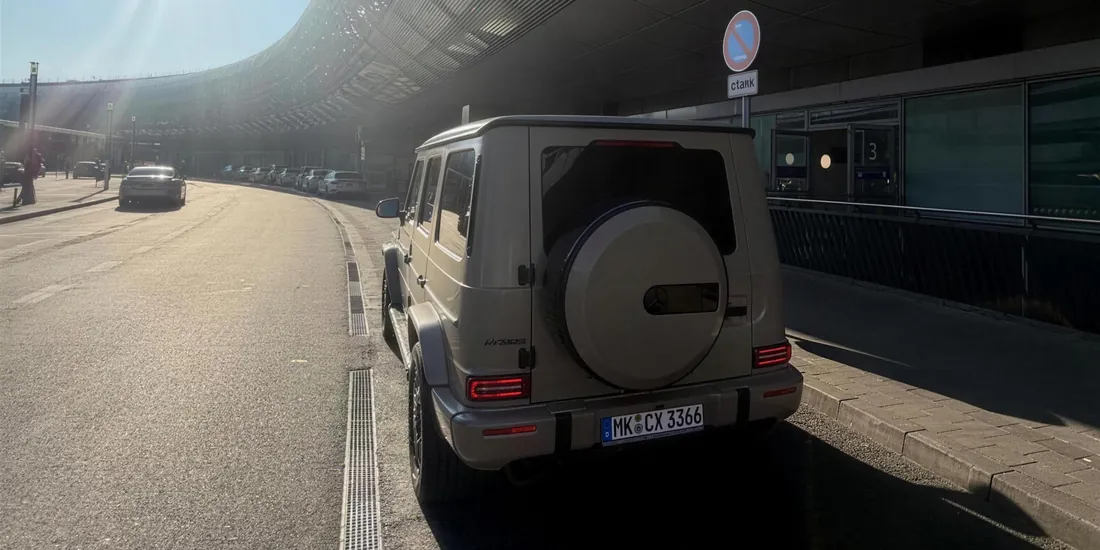 Unsere sandfarbene Mercedes G-Klasse von hinten auf einer Straße in der Morgendämmerung