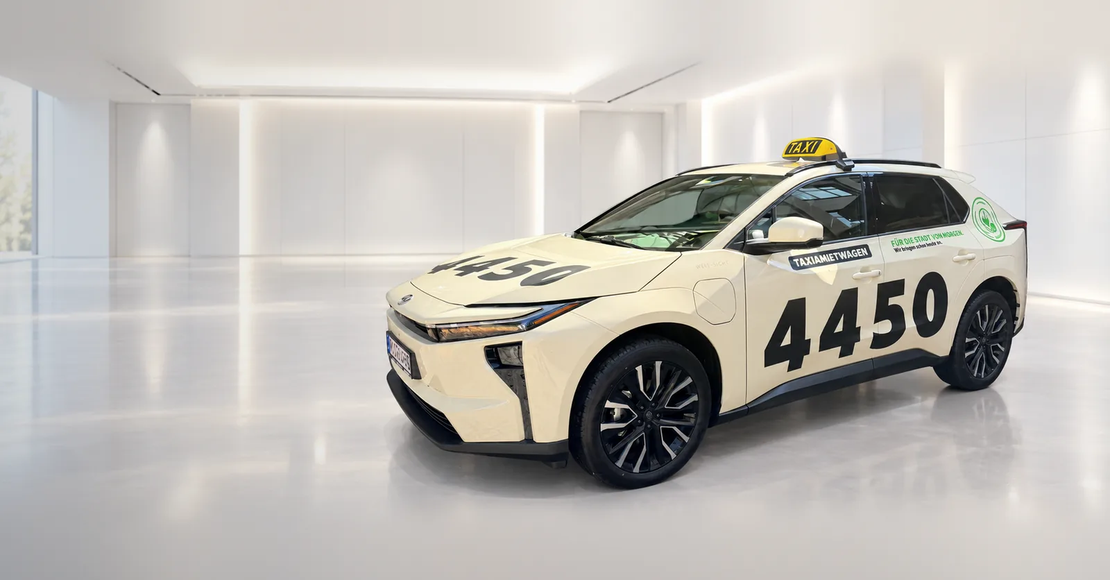 Vollelektrisches Taxi von Taxi Lüdenscheid 4450 mit Dachschild und der Rufnummer 4450, Seitenansicht